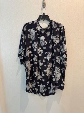 Relaxed Floral Tunic Top in Navy and White